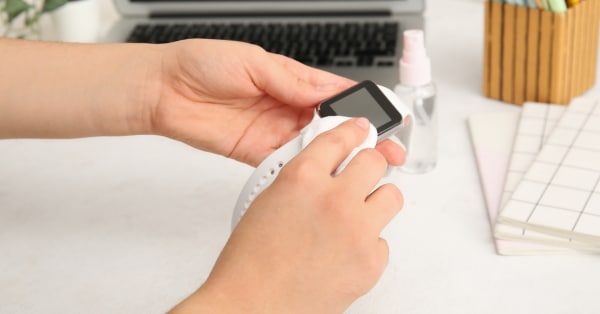 מנקים את Apple Watch